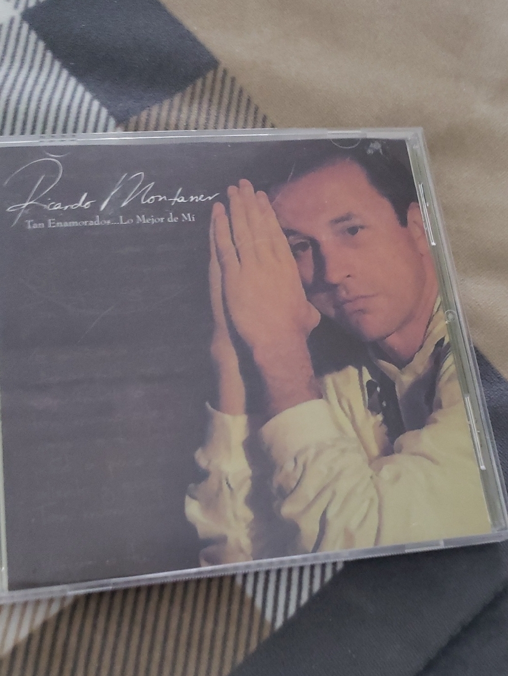 Ricardo Montaner 'Tan Enamorado...Lo Mejor de Mi' CD - Cream & Black Artwork